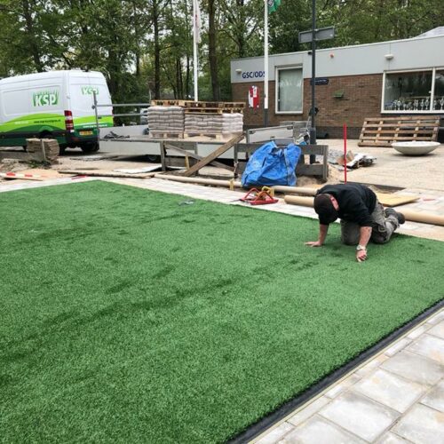 Kunstgras speelvloeren 78 Het kunstgras in onze pannakooien wordt gelegd door vakmensen. Hier zijn we bezig in Dordrecht.